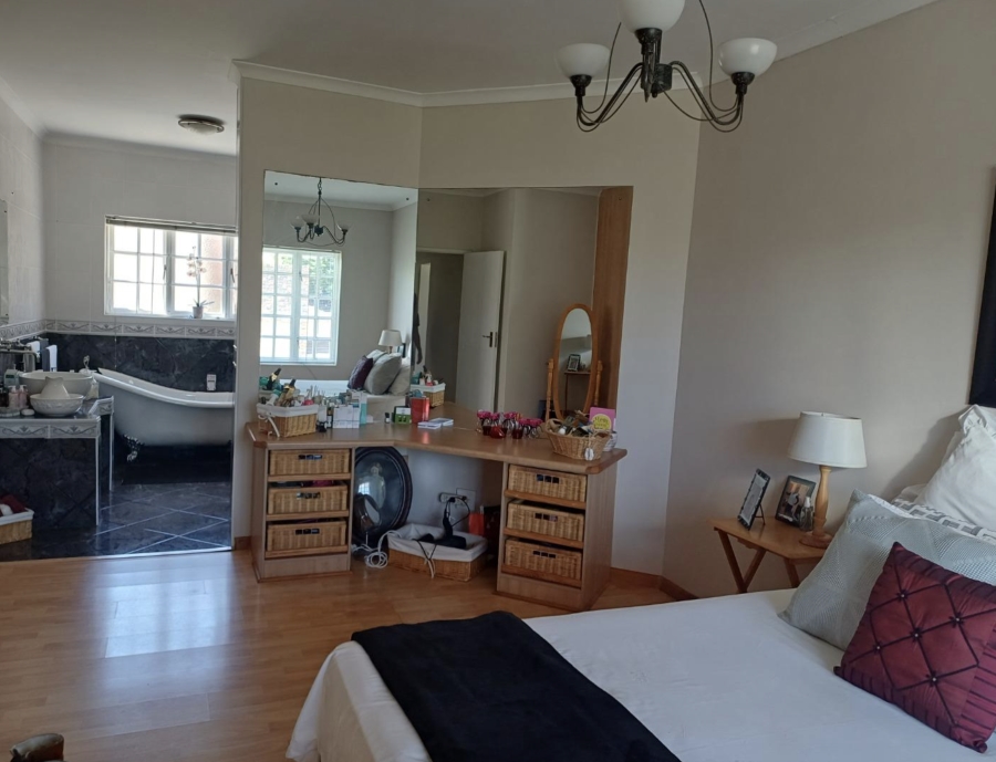 3 Bedroom Property for Sale in Middedorp Western Cape